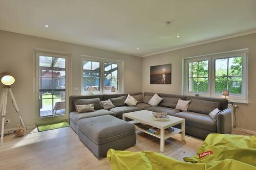 Wohnzimmer EG mit Blick zur Terrasse - 