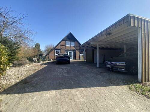 Haus mit Doppelcarport und Garage - 