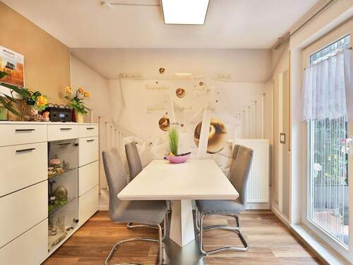 Essbereich in der Küche mit Zugang zur Terrasse - Charmantes Reihenhaus mit Terrasse, Balkon und Garage - ideal für kleine Familien