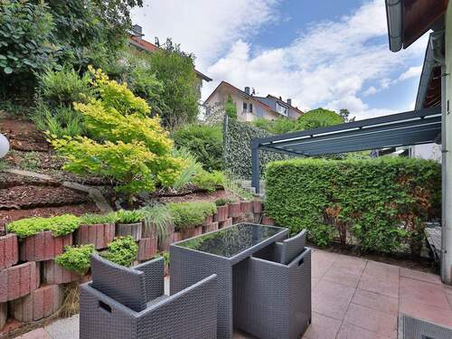 Sonnige Terrasse hinter dem Haus - 