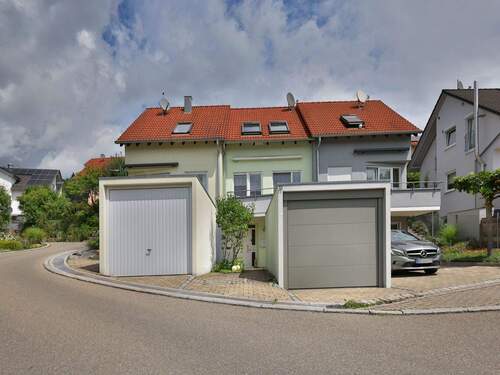 Hausansicht mit Garage - 