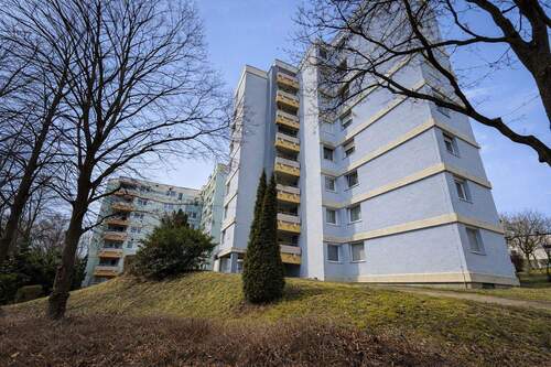 Hausansicht - Helle 2,5-Zimmer-Wohnung mit Balkon, Aufzug & Tiefgaragenstellplatz mit Erbbaurecht