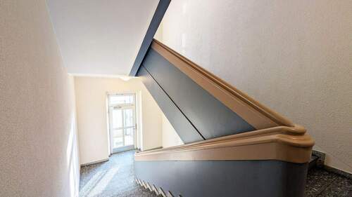 Treppenhaus mit Aufzug - 