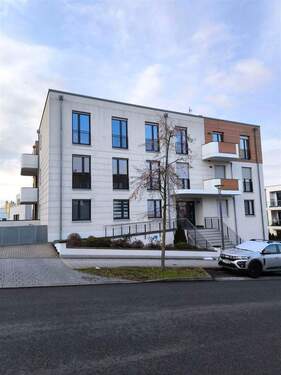 Hausansicht - Wohnen am Hafen in Zwenkau - 4 Zi. Whg. mit Balkon, Parkett, 2 Bäder, FBH!