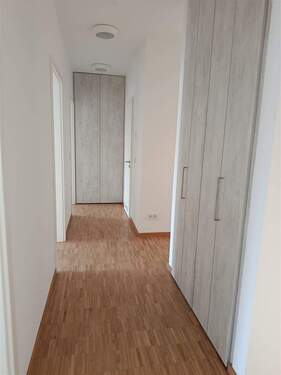 Flur mit Einbauschränken - 