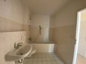 Helles Badezimmer mit Wanne - Etagenwohnung mit 60,00 m&sup2; in Reichenbach zur Miete