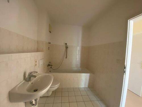 Helles Badezimmer mit Wanne - Etagenwohnung mit 60,00 m&sup2; in Reichenbach zur Miete