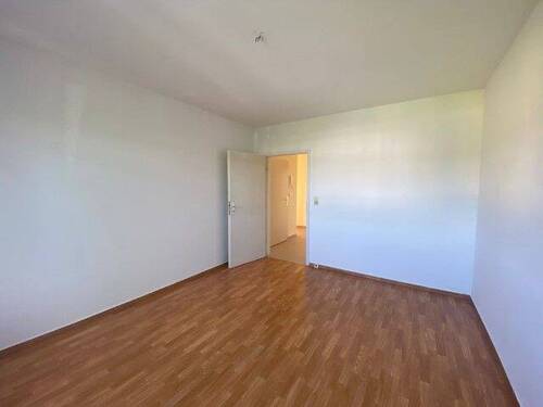 Leeres Zimmer mit Holzboden - 