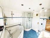 Helles Bad mit Dusche - 