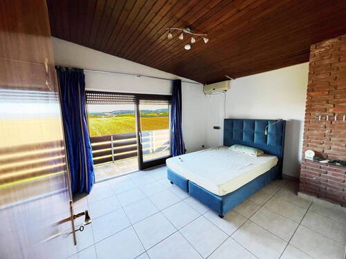 Helles Schlafzimmer mit Balkon - 
