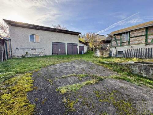 Innenhof mit Scheune und Garagen - 