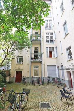 Hofansicht mit Balkon - 