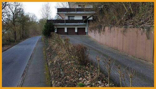 Einfahrt und Garage - 