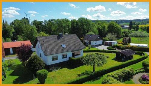 Blick über den gepflegten Garten - DAS BESTE FÜR IHRE FAMILIE AM ORTSRAND! KEINE KÄUFERPROVISION!