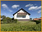 Seitenansicht mit Balkon - 6 Zimmer Mehrfamilienhaus, Wohnhaus in Gilserberg