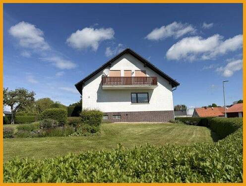 Seitenansicht mit Balkon - 6 Zimmer Mehrfamilienhaus, Wohnhaus in Gilserberg