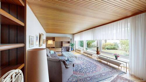 Großes Wohnzimmer mit Blick in den Garten - 