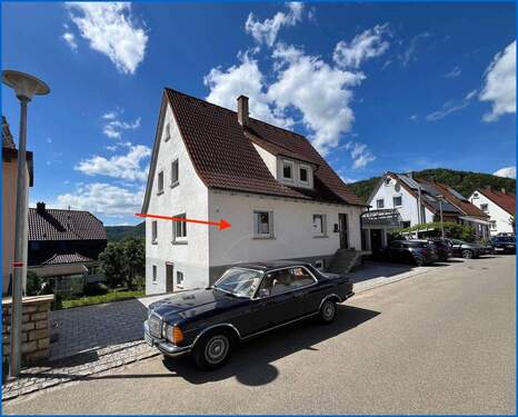 Hausansicht - Attraktive 3 Zi.-Wohnung mit Balkon, schönem Blick und Garage in 3 Familienhaus!