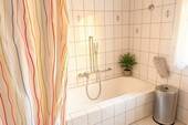Badezimmer mit Wanne und Dusche - 