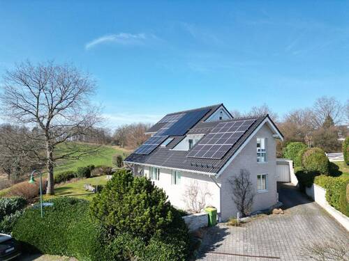 Ansicht vom Wohnhaus 
- Einfamilienhaus mit 379,00 m&sup2; in Reichshof zum Kaufen