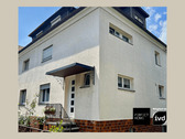 Hausansicht - Familienfreundlich & zentrumsnah ++ Doppelhaushälfte mit 8 Zimmern, Garten & Balkon ++