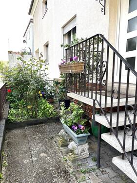 Haus vorne - 8 Zimmer Doppelhaushälfte zum Kaufen in Heilbronn