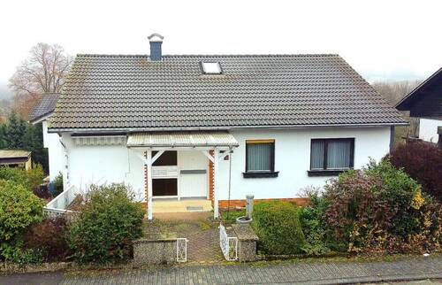 Außenansicht vorne - Werden Sie Eigentümer eines großzügigen 8-Zimmer-Hauses mit Kamin, Wintergarten, Balkon und Terrasse