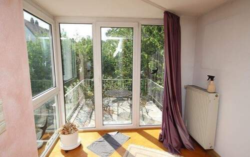 Blick vom Wohnzimmer zum Balkon - 3 Zimmer Einfamilienhaus zur Miete in Eschwege