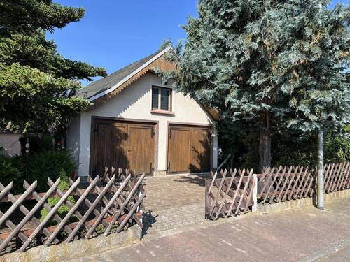 Einfahrt und Garage - 