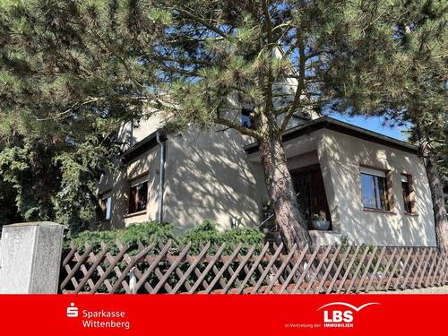 Haus Vorne und Seite - Unter den Tannen. - 135.000,00 EUR Kaufpreis, ca.  140,00 m² Wohnfläche
