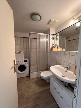 Bad mit Dusche und Waschmaschinenanschluß - 