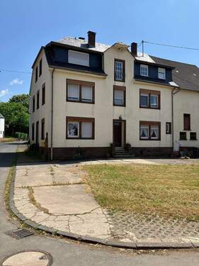 Front/Eingang + linke Seite - Einfamilienhaus mit 297,00 m&sup2; in Kyllburgweiler zum Kaufen