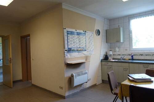 Aufenthaltsraum mit Blick zum WC und Büro - 