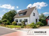 Hausansicht - Erbbaurecht: Zweifamilienhaus auf Traumgrundstück mit 3 Garagen und vielseitigen Möglichkeiten!