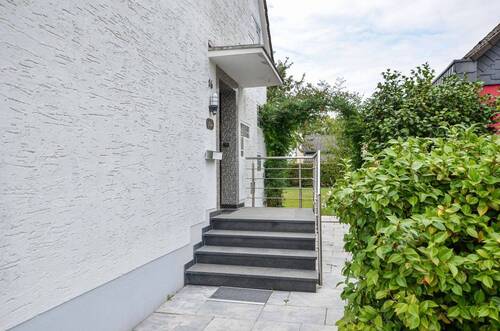 Hauseingang - 7 Zimmer Mehrfamilienhaus, Wohnhaus zum Kaufen in Wipperfürth-Wipperfeld