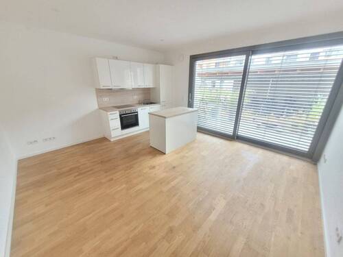 Wohn- / Essbereich mit Küche - Moderne 3-Zimmer-Wohnung mit Einbauküche und mit Gartenanteil in Bamberg