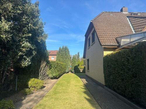 gepflegter Grünstreifen neben dem Haus - 