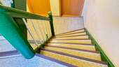 Treppenhaus zu den Wohnebenen - 2 Zimmer Etagenwohnung in Schmölln