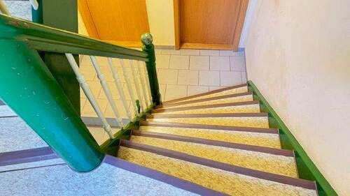 Treppenhaus zu den Wohnebenen - 2 Zimmer Etagenwohnung in Schmölln