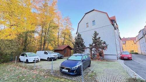 Ansicht der Parkplätze auf dem Grundstück - 