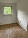 Küche mit neuem Fliesenpsiegel und Fenster.jpg - 3 Zimmer Etagenwohnung in Stadtallendorf