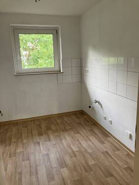 Küche mit neuem Fliesenpsiegel und Fenster.jpg - 3 Zimmer Etagenwohnung in Stadtallendorf