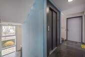Treppenhaus mit Aufzug - 