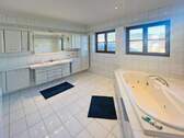 Hauptbad en suite mit Dusche und Badewanne - 