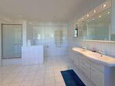Hauptbad en suite mit Dusche und Badewanne - 