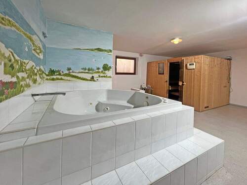 Whirlpool im Wellnessbereich - 