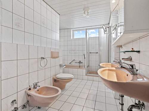 Tageslichtbad im Erdgeschoss mit Dusche und Wanne - Mehrfamilienhaus, Wohnhaus mit 280,00 m&sup2; in Uhldingen-Mühlhofen zum Kaufen