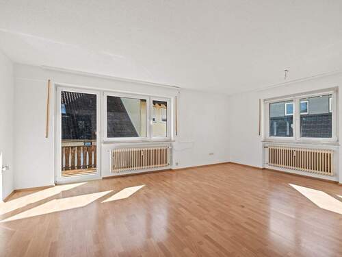 Wohnzimmer im Obergeschoss mit Austritt Balkon - 