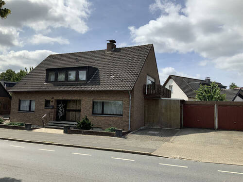 Strassenansicht - Freistehendes Haus mit viel Platz für 1 bis 2 Familien