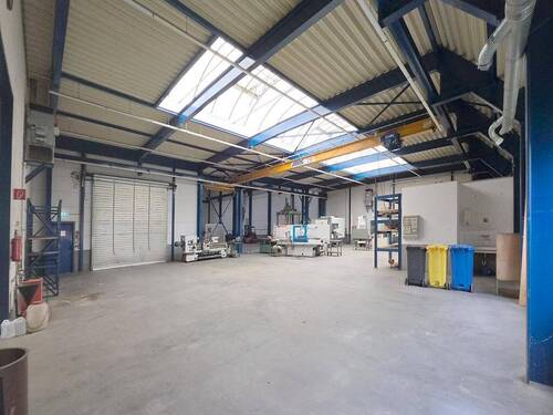 Halle mit Maschinen - Halle in Mönchengladbach zum Kaufen
